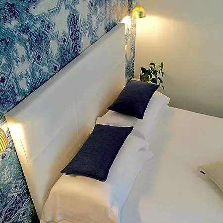 Rose Hotel